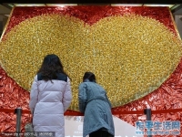 富二代订1999朵纯金玫瑰求婚 总价约60万