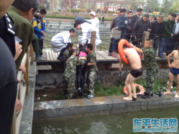 把落水者救上岸