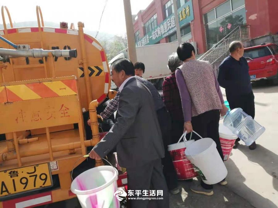 老人18高层提水吃