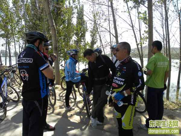 商量去哪吃饭呢，饿啦