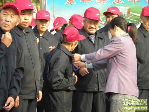 工作人员心可细啦，为老人整理衣服