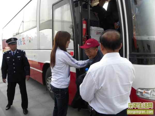 东平志愿者搀扶老人下车