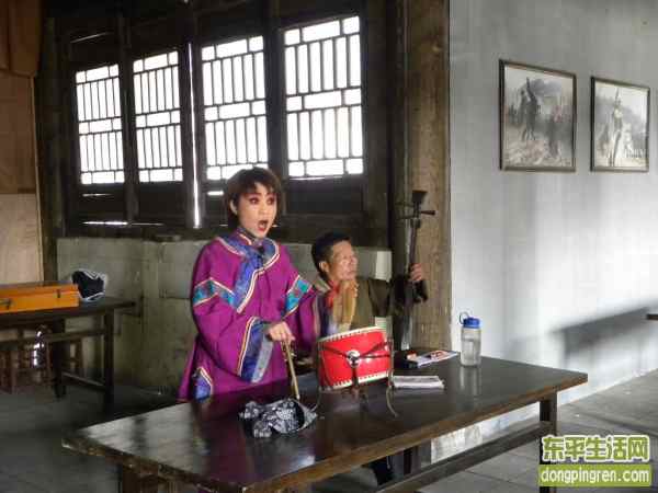 演出人员在给老人们专场演出