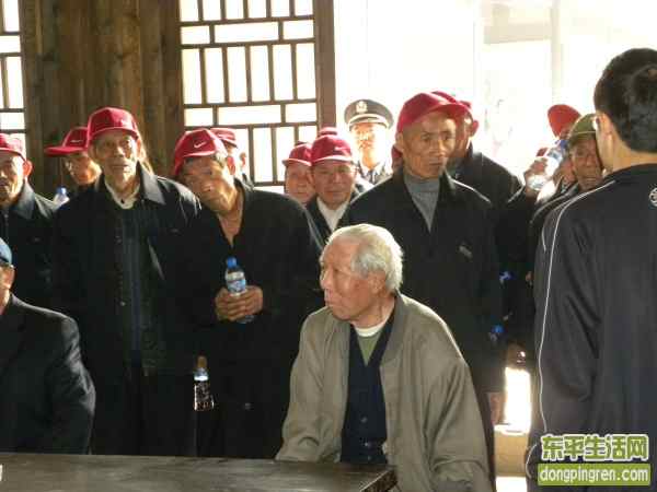 老人的眼神很专注