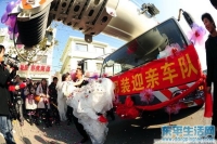 西安“最牛迎亲队” 开大吊车接新娘