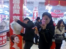 东平百货、、发现美女、看看谁认识？