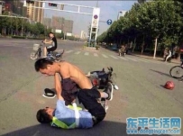 泰安小伙骑摩托大战交警