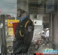 牛!派出所岗亭里竟然用“模特”来站岗