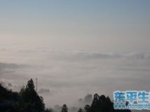 东平云海，楼阁悬在天空似仙境。