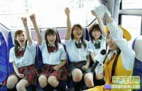 日本女生公交上玩变态，看谁先脱光衣服！