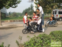 偷拍：东平最牛的电动车竟然能坐6个人