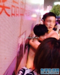 网曝小三当街被扒光衣服和一男搂在一起