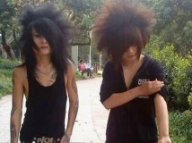 东平的老少爷们请用四个字评论照片中的两个人