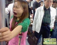 公交车上拍到MM打呵欠，小嘴太可爱了