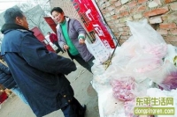 沃尔玛过期肉流入垃圾场 被回收后低价出售