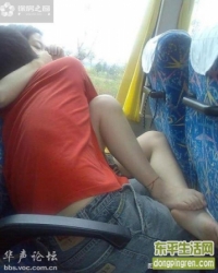 公交车上的一对猛男女