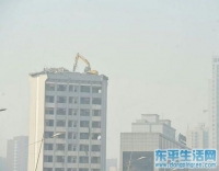 谁知道这台挖掘机是怎样开上去的？