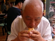 第一次带爷爷吃麦当劳 !真正感动我们的只须一张图片