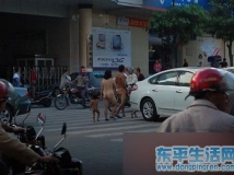 一家四口因小孩无钱治病光腚上街求助