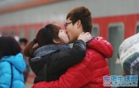 寻找东平火车站站台亲嘴的情侣！