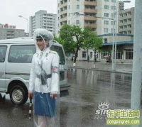 穿透明装执勤的女警，里面什么都看的见